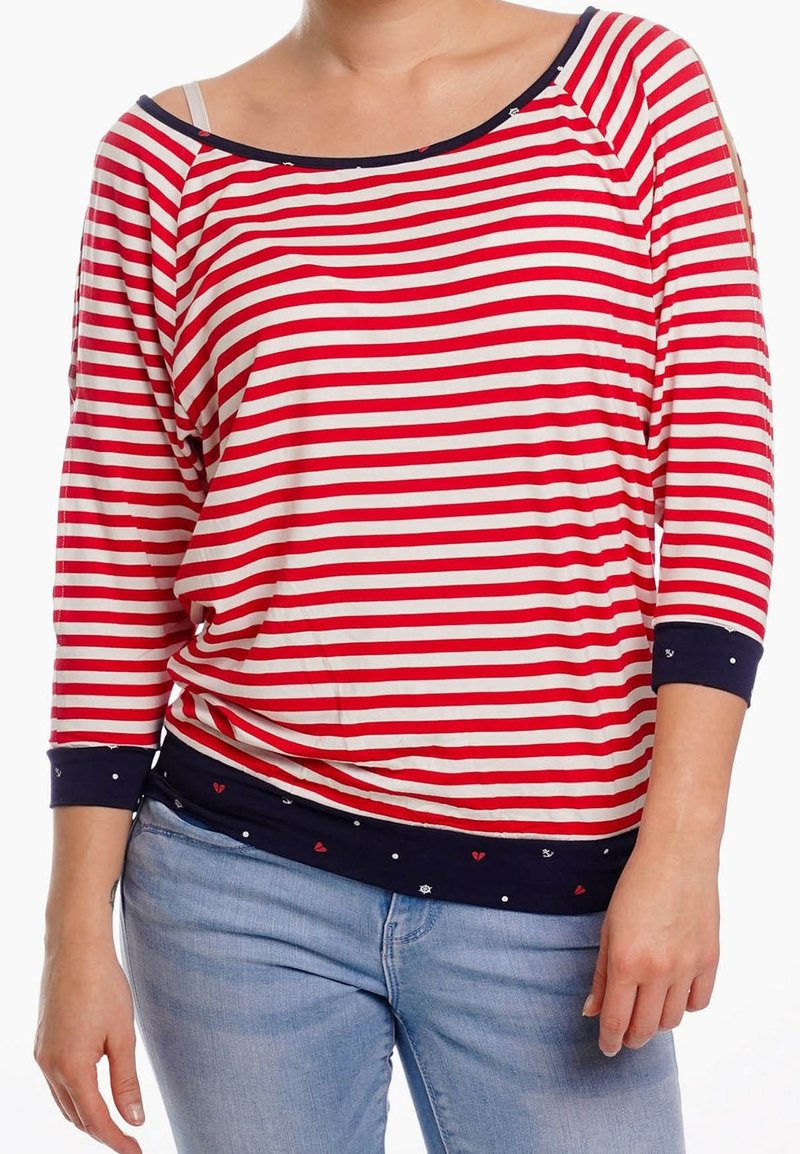 Rød og hvid stribet bluse med lange ærmer, scoop neckline og marineblå detaljer. Har udskæringer ved skuldrene og mønstret kant.