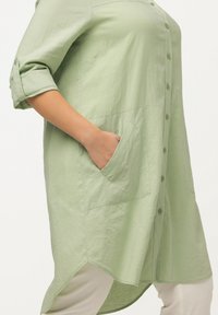 Ulla Popken LONG STREIFENBAND HEMDKRAGEN LANGARM - Camicia - khaki