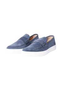 Scarpe slip-on in suede blu navy con suola in gomma bianca, caratterizzate da cuciture decorative e due cinturini accentuati sulla parte anteriore.