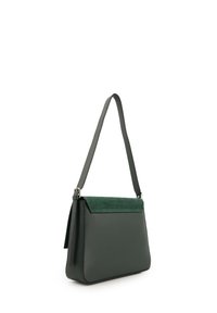 Grüne Lederhandtasche mit Wildlederklappe, rechteckiger Form, verstellbarem Tragegurt und silbernen Hardware-Akzenten.