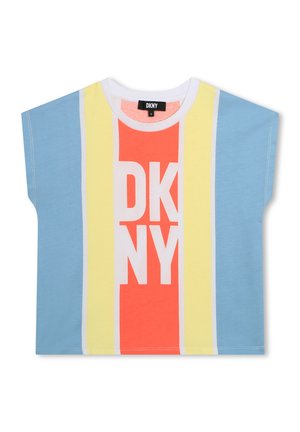DKNY cropped t-shirt in blauw, geel en koraal met een vetgedrukt wit "DKNY" logo. Heeft korte mouwen en een ronde hals. Zachte textuur.