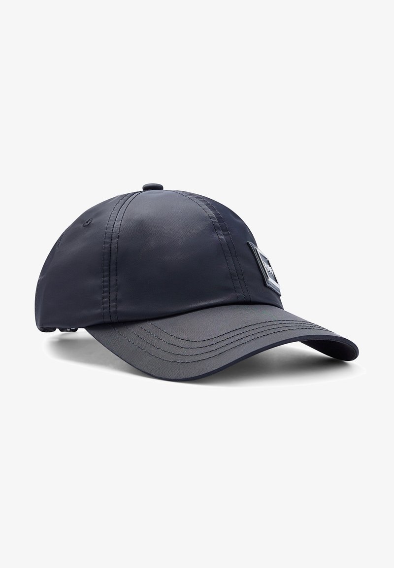Casquette de baseball noire en tissu lisse avec une visière incurvée et des panneaux cousus, avec un petit logo carré sur le côté.