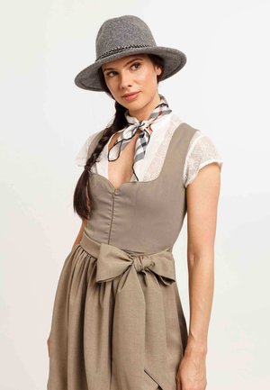 Damesoutfit met een aansluitende, beige lijfje, een brede hooggaande rok met een strik, een kanten kraag en een grijs vilt hoed. Een sjaal voegt patronendetails toe.
