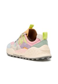 Sneaker multicolore con una combinazione di tonalità pastello, materiali in suede e mesh, suola testurizzata e dettagli accentuati sul tallone.