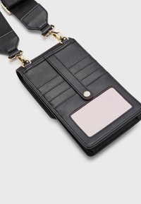 Czarny skórzany portfel na ramię z złotymi akcentami, z pionowymi przeszyciami, oknem na identyfikator z przodu oraz regulowanym paskiem.