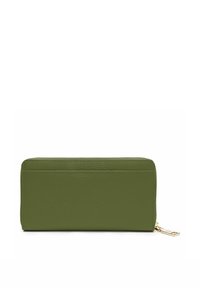 Portefeuille en cuir vert avec une surface texturée, fermeture éclair et accents en doré. Forme rectangulaire lisse, sans motifs ni embellissements visibles.