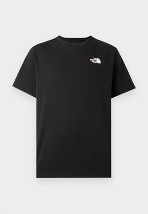 Μαύρο βαμβακερό t-shirt με κοντά μανίκια, στρογγυλή λαιμόκοψη και μικρό λευκό λογότυπο στην αριστερή πλευρά του στήθους. Λεπτή υφή, κανονικ ή εφαρμογή.