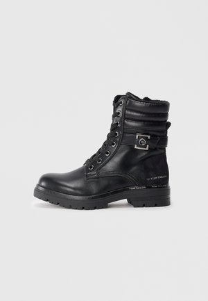 Bottines en cuir noir avec un dessus texturé, bout rond et laçage à l'avant. Comprend un accent en métal et un logo au niveau du talon.