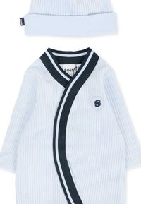 Jasnoniebieski kokon dla niemowląt o prążkowanej teksturze. Posiada ciemnoniebieski i biały paskowany kołnierz, haftowaną cyfrę "8" oraz pasującą czapkę.