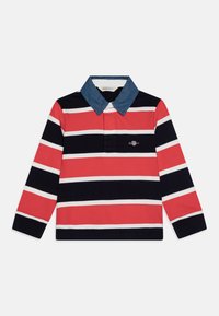Langermet polo skjorte med røde, marineblå og hvite horisontale striper, med en denimkrage og et brodert logo på brystet.