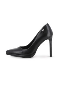 Zapato de tacón alto de cuero negro con punta afilada y tacón delgado tipo estilete, que presenta un pequeño logo metálico cerca del tacón.