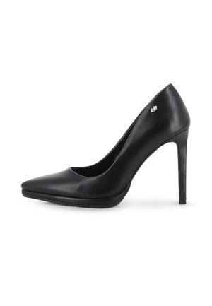 Zapato de tacón alto de cuero negro con punta afilada y tacón delgado tipo estilete, que presenta un pequeño logo metálico cerca del tacón.