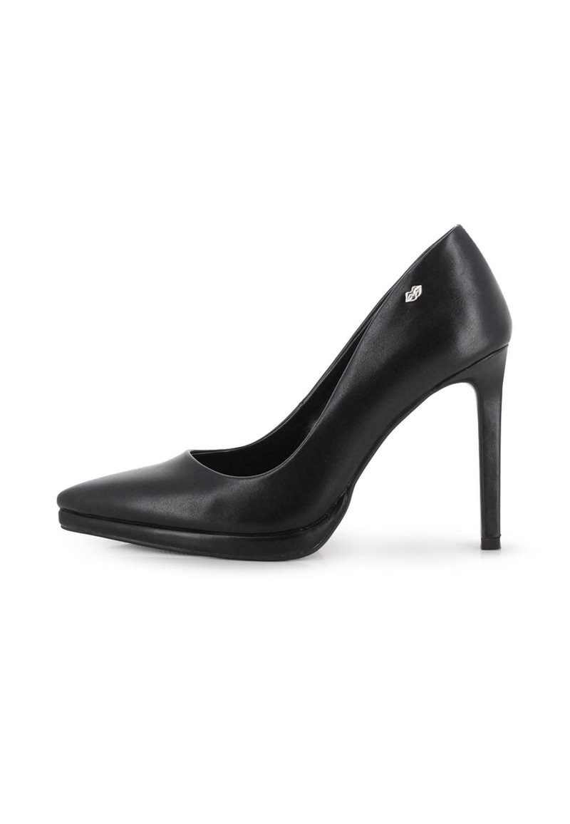 Zapato de tacón alto de cuero negro con punta afilada y tacón delgado tipo estilete, que presenta un pequeño logo metálico cerca del tacón.