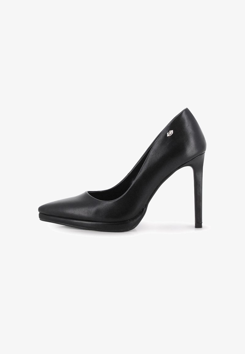 Zapato de tacón alto de cuero negro con punta afilada y tacón delgado tipo estilete, que presenta un pequeño logo metálico cerca del tacón.
