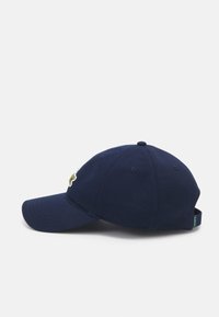 Gorra de béisbol azul marino hecha de sarga de algodón. Presenta un visor curvado y un logotipo bordado en el frente. Correa ajustable en la parte posterior.