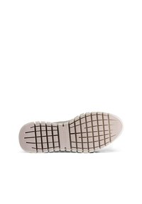 Sole di scarpa in gomma grigia chiara con scanalature orizzontali e verticali, design del battistrada spesso e nome del marchio impresso. Superficie pulita e liscia.