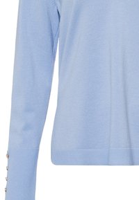 Hellblau gestrickter Pullover mit langen Ärmeln, ausgestattet mit gerippten Bündchen und dekorativen Knöpfen entlang des Ärmels. Weiches Material und figurbetonter Schnitt.