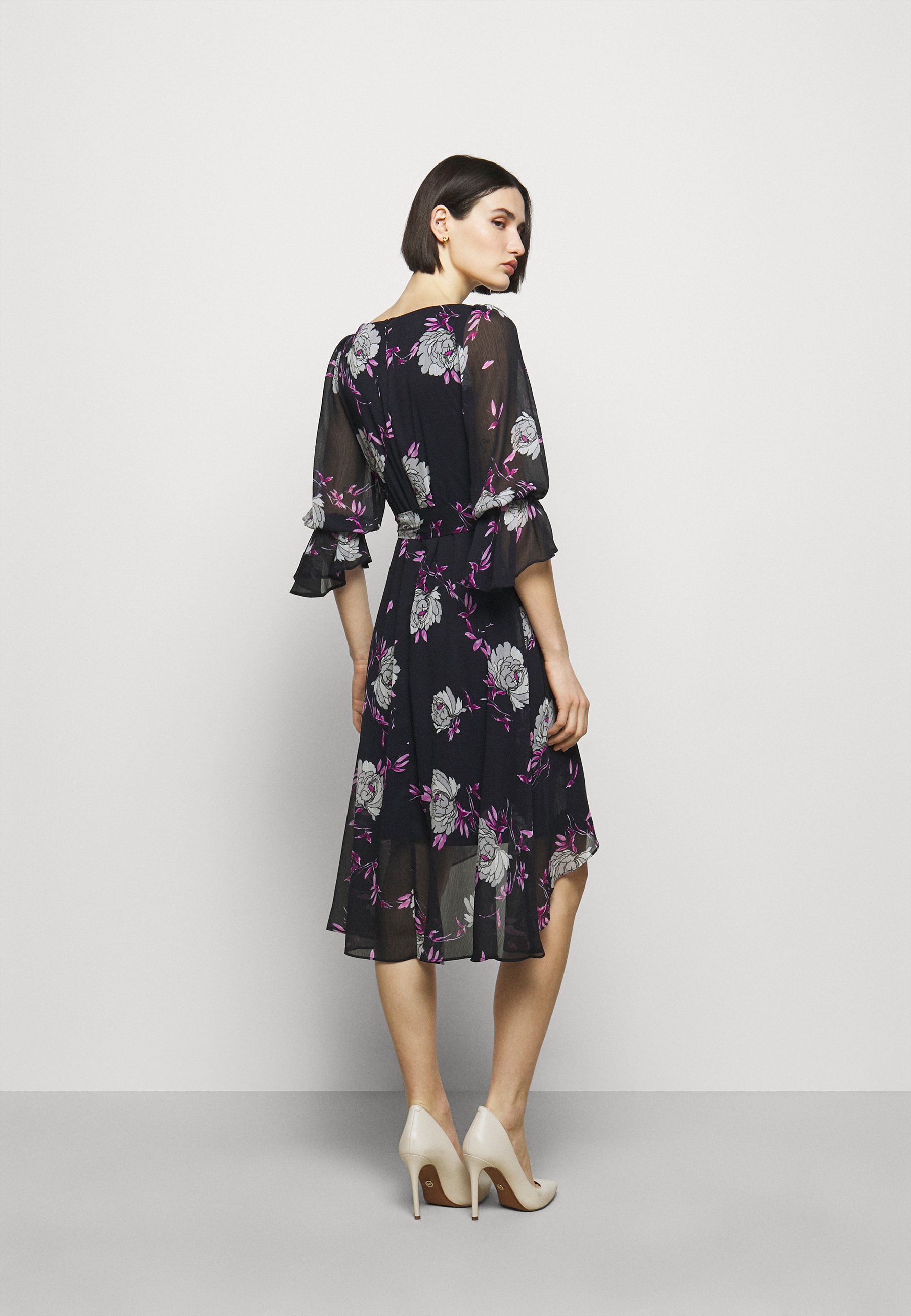 DKNY Vestido informal - peonies midnight/fuschia/azul marino - Zalando.es
