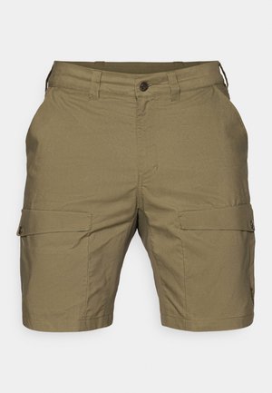 Shorts cargo en vert olive, dotés d'une fermeture à bouton, de deux poches avant et de deux poches cargo latérales avec rabats. Tissu texturé.