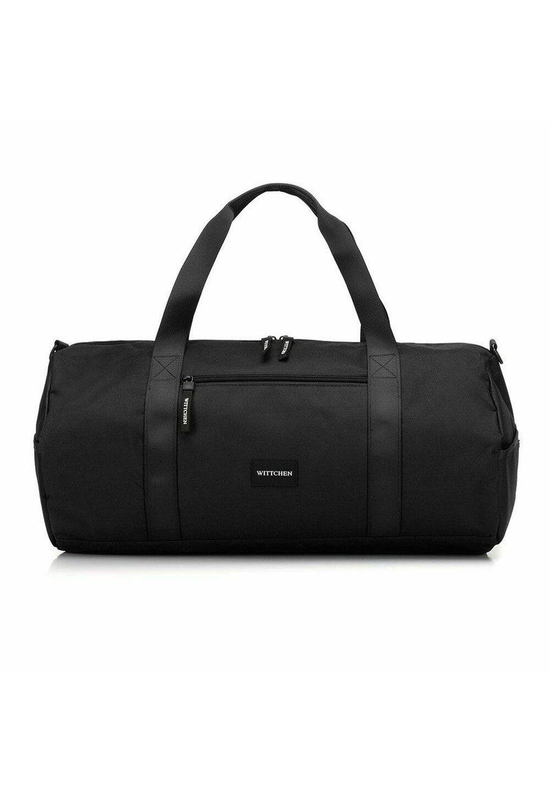 Borsa a duffel nera realizzata in tessuto resistente, dotata di due manici superiori, una tasca frontale con zip e un badge del logo sul lato.