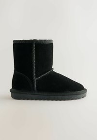 Schwarze Wildleder-Stiefelette mit runder Zehenpartie, strukturiertem Äußeren, kontrastierenden grauen Nähten und einer schwarzen Gummisohle.