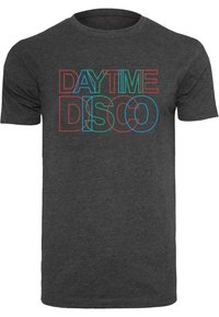 Mørk grå t-skjorte med teksten "DAYTIME DISCO" i rød, grønn og blå omrissete skrifttyper. Korte ermer og rund hals.