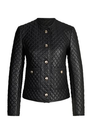 Czarna pikowana kurtka z długimi rękawami, okrągłym kołnierzem, dwoma przednimi kieszeniami i sześcioma błyszczącymi, złotymi guzikami z przodu.