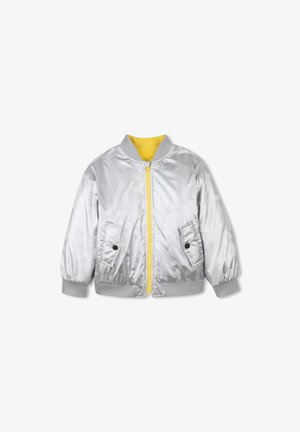 Veste bomber argentée avec fermeture éclair jaune et doublure intérieure, poignets et col côtelés, ainsi que poches plaquées à l'avant avec boutons noirs.