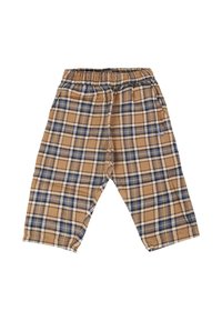 Bruin en blauwe geruite broek met elastische tailleband, zijzakken en een klein geborduurd logo op een van de benen, plat gelegd op een witte achtergrond.