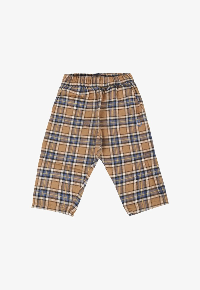 Bruin en blauwe geruite broek met elastische tailleband, zijzakken en een klein geborduurd logo op een van de benen, plat gelegd op een witte achtergrond.