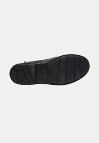 Semelle en caoutchouc noir avec motif texturé, présentant des lignes de crampons et un bout courbé. Comprend un logo et des détails de marque embossés sur la surface.