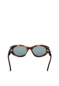 Gafas de sol carey marrón con lentes azules, forma ovalada, montura gruesa y varillas negras. Detalles en dorado cerca de las bisagras.