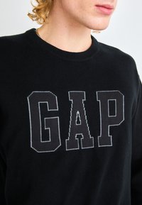 GAP LOGO INTARSIA CREW - Strickpullover - black