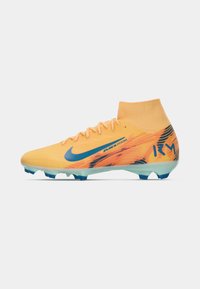 Crampons de football orange et jaune avec une tige haute, logo bleu et motifs noirs ; empeigne texturée et semelle translucide avec des crampons bleus.
