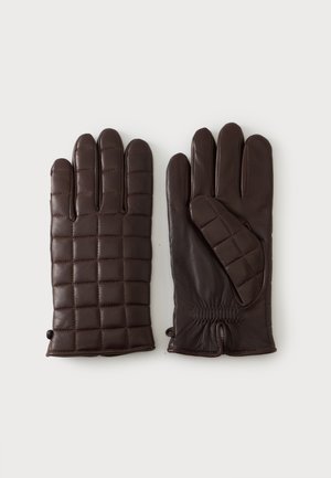 Paire de gants en cuir brun foncé, l'un montrant des coutures matelassées sur le dos, l'autre la paume lisse avec une petite pièce matelassée sur le pouce.