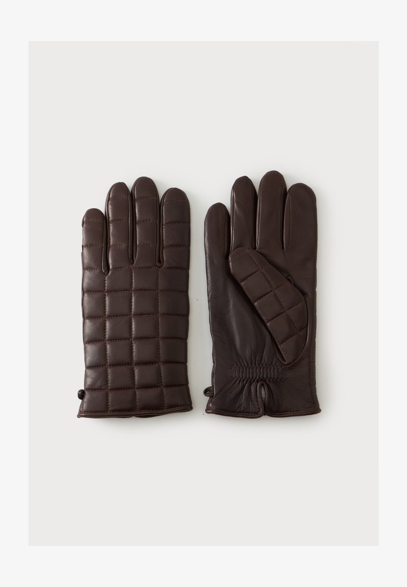 Paire de gants en cuir brun foncé, l'un montrant des coutures matelassées sur le dos, l'autre la paume lisse avec une petite pièce matelassée sur le pouce.