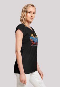 Svart bomull T-skjorte med et fargerikt Wonder Woman grafikk med blå, rød og gul aksenter, avslappet passform og korte ermer.