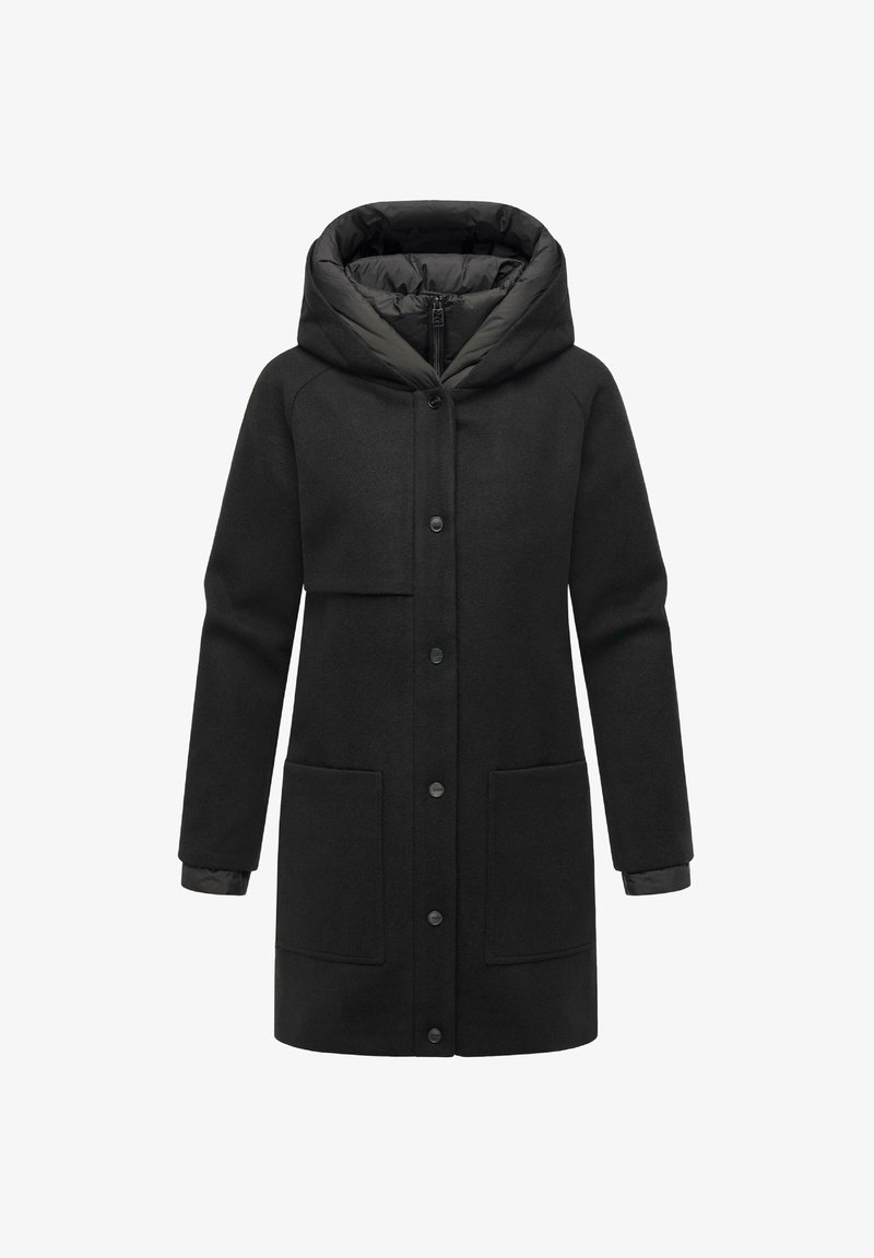 Cappotto nero con un ampio cappuccio imbottito, chiusura a bottoni, due tasche frontali e un tessuto elegante e texturizzato. Fodera interna isolante.