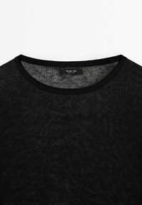 Czarny sweter z dzianiny z okrągłym dekoltem i lekką teksturą. Metka wszyta wewnątrz z napisem "Massimo Dutti" wskazuje na markę i pochodzenie.