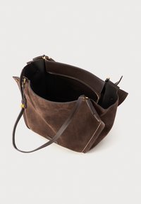 Braune Wildleder-Handtasche mit elegantem Design, ausgestattet mit hellem Stich, dunklen Lederakzenten und einem geräumigen Innenfach.