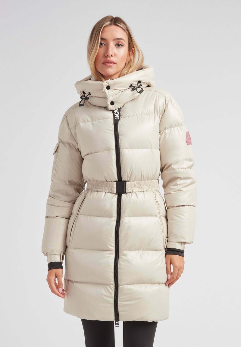 Cappotto imbottito beige con colletto alto, zip frontale e vita con cintura. Presenta tasche laterali e cappuccio regolabile con coulisse.