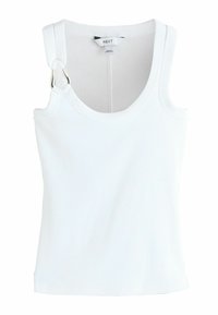 Bijela rebrasta majica bez rukava s okruglim izrezom, s karakterističnim okovom u srebrnoj boji na jednom remenu. Glatka tekstura, uski kroj.