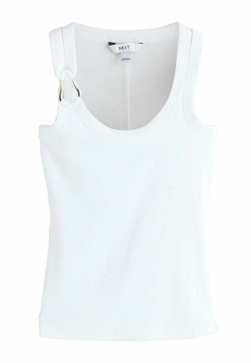 Bijela rebrasta majica bez rukava s okruglim izrezom, s karakterističnim okovom u srebrnoj boji na jednom remenu. Glatka tekstura, uski kroj.