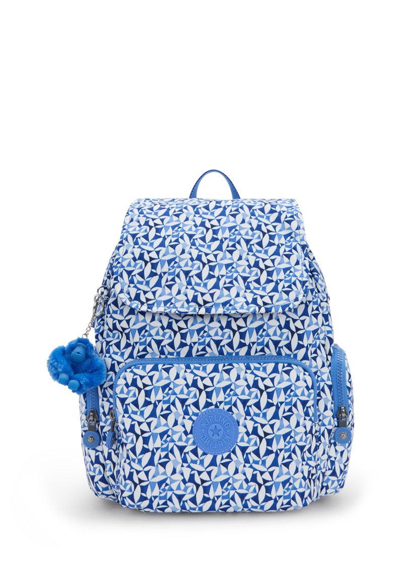 Mochila azul con un patrón, con una solapa en la parte superior, cuenta con un bolsillo frontal, un llavero de pom-pom pequeño y un logotipo redondo de la marca en la parte delantera.