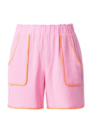 Pantalones cortos texturizados de color rosa con cintura elástica y grandes bolsillos delanteros delineados con costuras naranjas sobre un fondo blanco.