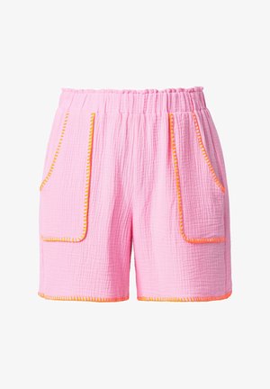 Różowe szorty o fakturowanej strukturze z elastycznym pasem i dużymi przednimi kieszeniami obramowanymi pomarańczowym przeszyciem na białym tle.