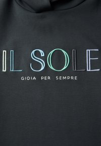 Tummanharmaa huppari, jossa on moniväriseen brodeerattua tekstiä: "IL SOLE" eri sävyissä ja "GIOIA PER SEMPRE" valkoisena. Sileä pinta.