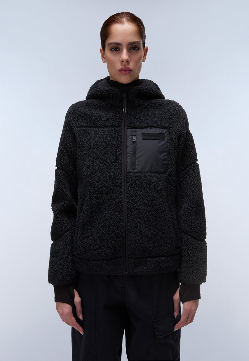 Chaqueta de forro polar negra con capucha, cierre frontal de cremallera y un bolsillo de nylon negro en contraste. Presenta un exterior texturizado y un diseño de corte relajado.