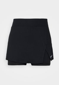 Skort deportivo negro con pantalones cortos integrados, que presenta una banda ancha en la cintura, un diseño envolvente y un pequeño logo blanco en la esquina inferior derecha.