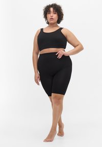 Čierny dvojdielny set pozostávajúci z cropped topu so širšími ramienkami a šortkami s vysokým pásom, vyrobený z hladkej, elastickej látky.